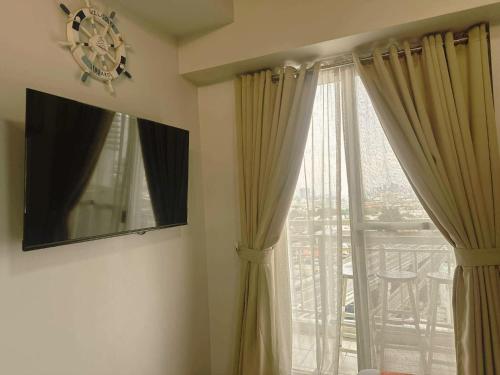 Una televisión o centro de entretenimiento en Celandine RESIDENCE by DMCI