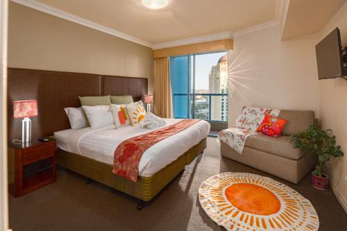 Una cama o camas en una habitación de Indigescapes River Views Brisbane Sleeps 6 Includes Carpark