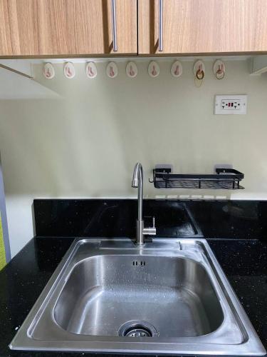 マニラにあるCabin and a cozy stay near MOAの台所のステンレス製シンク