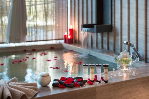 een kamer met een zwembad met rode rozen op de vloer bij Pullman Kaifeng Jianye in Kaifeng