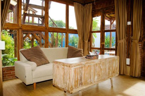 Una sala de estar con un sofá y una mesa de café. en Alain villas Family and groups, en Amed