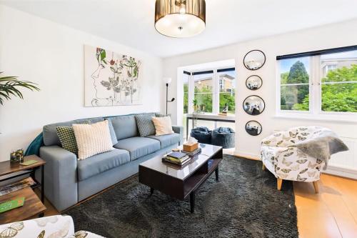Ruang duduk di 3 bed modern townhouse with self check in, sleeps 6, 35mins direct train to London Waterloo, zone 6
