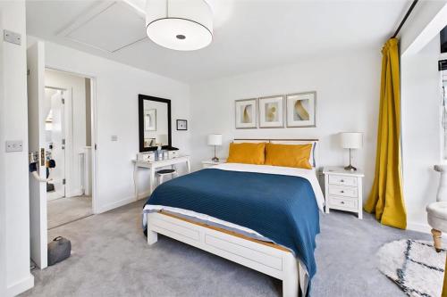 Postel nebo postele na pokoji v ubytování 3 bed modern townhouse with self check in, sleeps 6, 35mins direct train to London Waterloo, zone 6