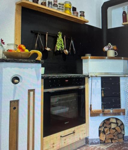 LandlAscherhof的带玩具厨房和炉灶的厨房