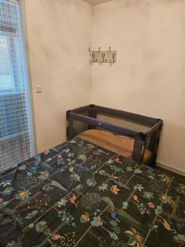 Una cama o camas en una habitación de SecondHandRose