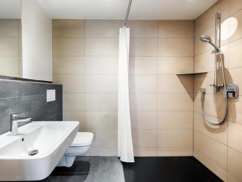 Bilik mandi di B&B Hotel Augsburg-West