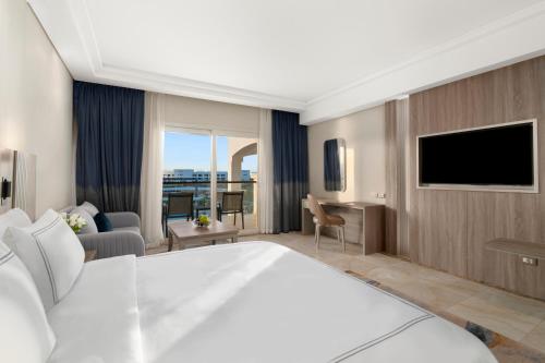 TV a/nebo společenská místnost v ubytování Rixos Radamis Sharm El Sheikh