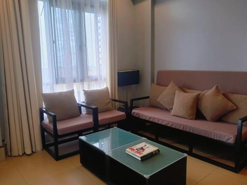 Una televisión o centro de entretenimiento en 2- BR PENTHOUSE - Seabreeze Building C, Penthouse Unit - P05