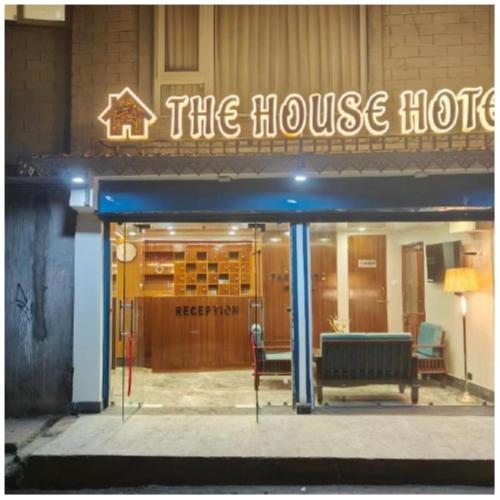 un hôtel avec un banc devant un bâtiment dans l'établissement Hotel House Home Valley View Room Beside The Gandhi RD, à Darjeeling