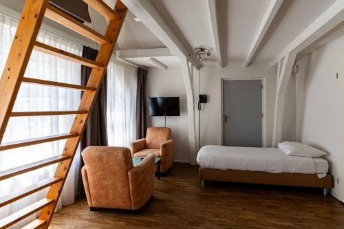 a bedroom with a bed and a ladder and a chair at Hotel Residence Le Coin in Amsterdam