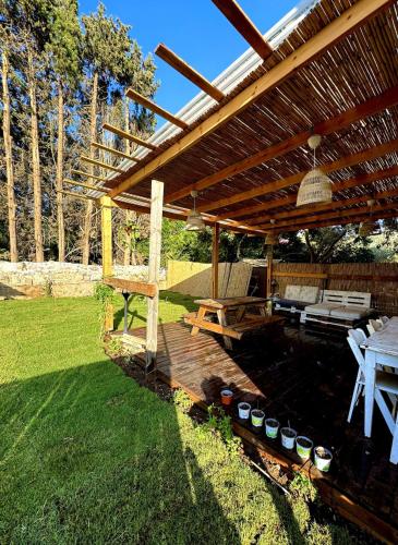 Taman di luar Cozy Farmhouse with Goats, Garden & Deck