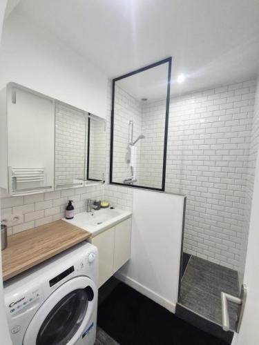 a white kitchen with a washing machine in it at Appart le 44 - Confort & Proximité à St-Nazaire in Saint-Nazaire