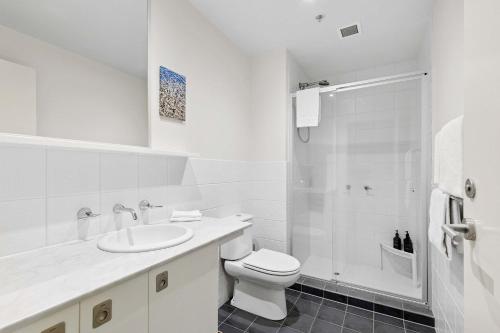 ein weißes Badezimmer mit Toilette und Waschbecken in der Unterkunft Waterfront Premium Apartment in central Geelong in Geelong