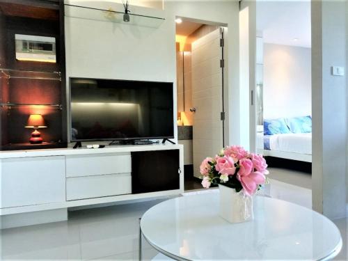 O bucătărie sau chicinetă la A Fully Furnished Condo in the Phuket Center