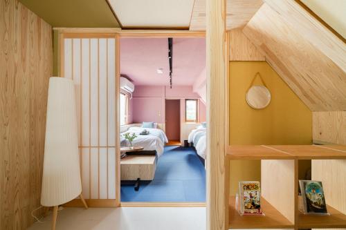 a room with a bed and a room with a desk at Tokyo Manga Stay 駅1分貸切で85平米 日本の有名マンガが読める宿 9名までOK in Tokyo