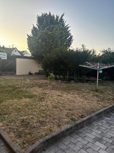 a yard with a sign and a tree and a building at Ferienwohnung in Bad Rappenau in Bad Rappenau