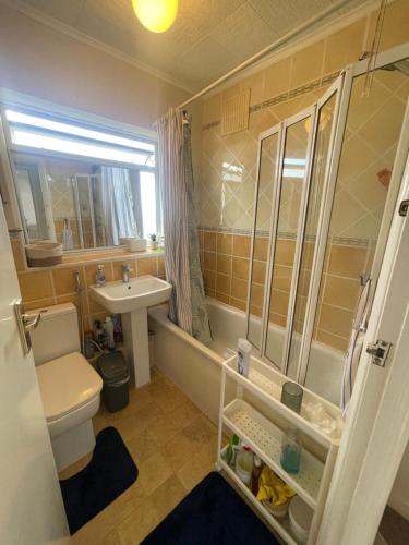 Ένα μπάνιο στο 2 bed room edgware