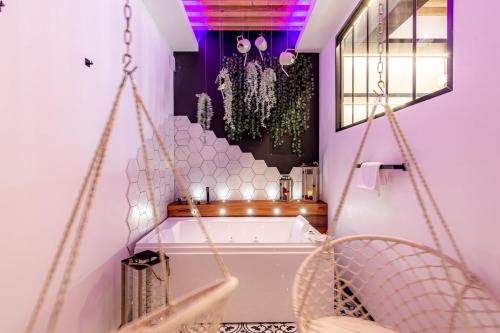 łazienka z wanną i huśtawką w obiekcie SWEET LEONE II -appartement avec spa privé-Lyon Place Terreaux w mieście Lyon