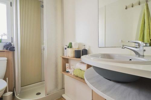 ein Badezimmer mit Waschbecken und Dusche in der Unterkunft Feriendorf Oasi Mobilehome Maui für 5 Personen in Sottomarina