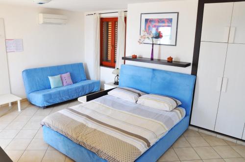 Apartments & Rooms Riva tesisinde bir odada yatak veya yataklar