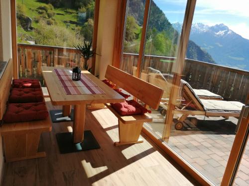 a balcony with a table and a view of a mountain at Oberplatzer in Foresta