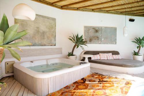 Ruang duduk di 3Bedroom Villa with Pool and Sea Wıew in Bodrum BD447
