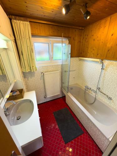 Ένα μπάνιο στο 4-Zimmer-Wohnung mit Terrasse