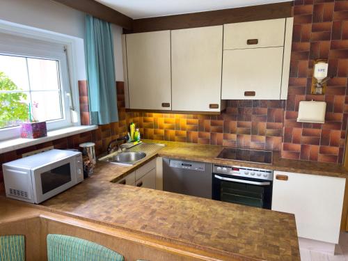 Η κουζίνα ή μικρή κουζίνα στο 4-Zimmer-Wohnung mit Terrasse
