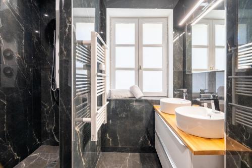 a bathroom with a sink and a mirror at La Réserve de Salon de Provence in Salon-de-Provence