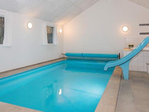 einen Pool mit Rutsche in einem Zimmer in der Unterkunft Luxury Retreat with Pool - By Traum Ferienwohnungen in Ebeltoft