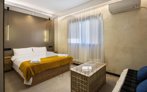 a small room with a bed and a window at The 143 in Madrid