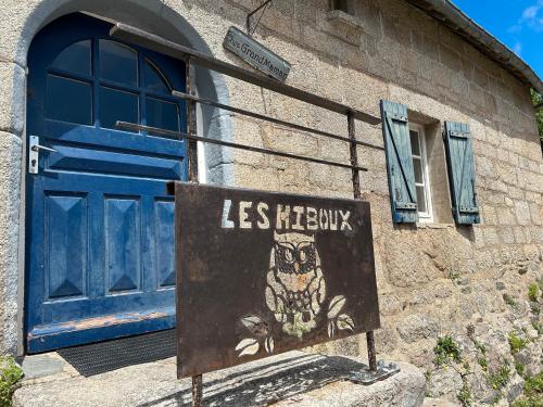 a sign in front of a building with a sign that reads les henrys at Domaine les Hiboux in Neulliac
