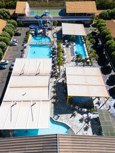 an overhead view of a swimming pool in a building at Roma DiFiori in Caldas Novas