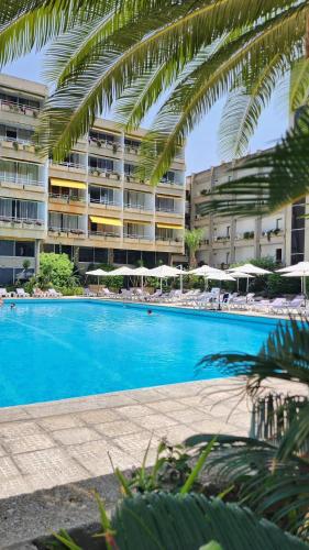 duży niebieski basen przed budynkiem w obiekcie St Paul Resort w mieście Safra