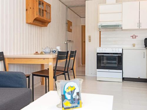 Η κουζίνα ή μικρή κουζίνα στο 4 person holiday home in Sydals
