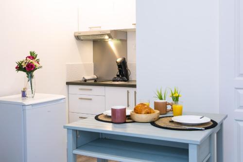 Kuchyň nebo kuchyňský kout v ubytování Le Pied-à-Terre - Wifi - Centre-ville