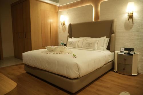 Ein Bett oder Betten in einem Zimmer der Unterkunft Pride Elite Raipur