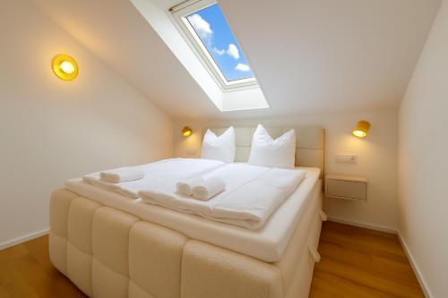 リーデンにあるWiese I Sauna I Berg-Seeblick I Natur I Parkenのベッドルーム(天窓付きの大きな白いベッド1台付)