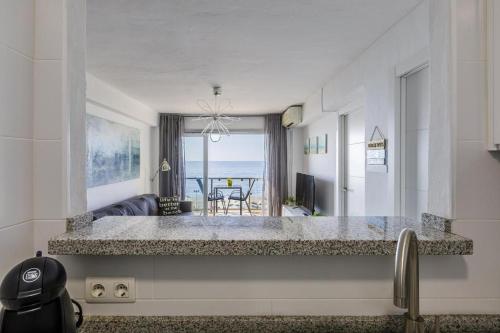 トレ・デル・マールにあるSea View & Beach View Appartement Torre Del Marのキッチン、海の景色を望むリビングルーム