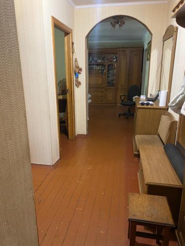 a hallway with a wooden floor and an arch way at Оренда 3-х комнатной квартиры 1000 в сутки in Kyiv