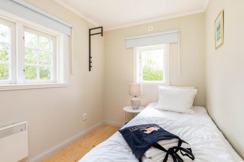 two beds in a room with two windows at Åre Travel - Lilla Årebo in Åre