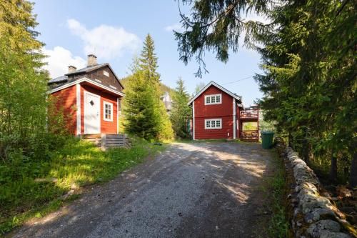 a house and a barn next to a dirt road at Åre Travel - Lilla Årebo in Åre