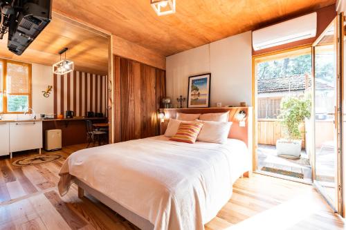 Un dormitorio con una cama grande y un escritorio. en Studio entre lac et foret, en Lacanau
