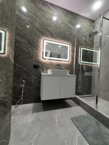 敖德萨ЖК Атмосфера первая линия моря место паркинг的带水槽和淋浴的浴室