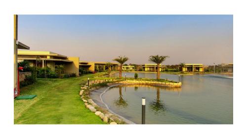 a large body of water in front of some houses at Araiya Gir,A Mavintara Resort in Chitrāwal