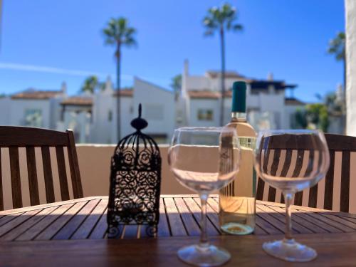 Beachfront Apartment - Pool - 2min to Beach - Free Parking & Fast WiFi