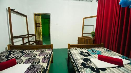 Postel nebo postele na pokoji v ubytování Night Owl Hostel Sigiriya