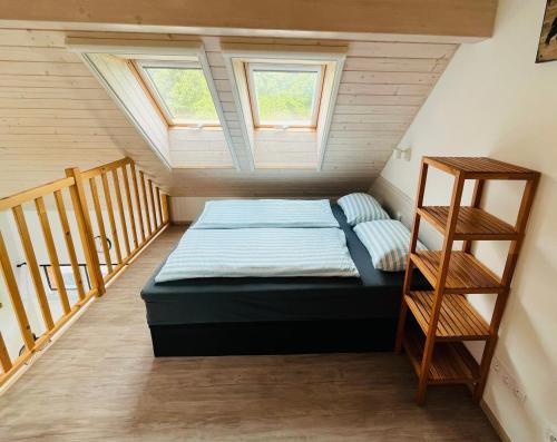 Habitación pequeña con cama en el ático en Apartment Parlesak, en Huntířov