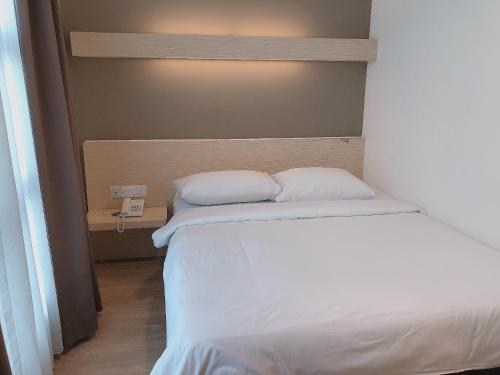 Postel nebo postele na pokoji v ubytování Tras Mutiara Hotel Bentong