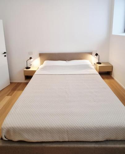 Vytalea - Trilocale moderno con patio e doppi servizi, vicino M4 - Modern apartment 2-Bedroom with Patio & Two Bathrooms, near Metro M4